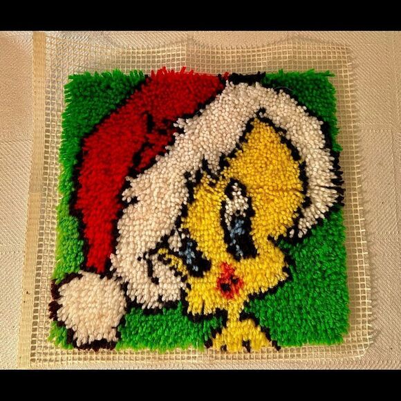 Warner Bros Looney Tunes Tweety Bird Christmas Finished Latch Hook Kit - Picture 1 of 5